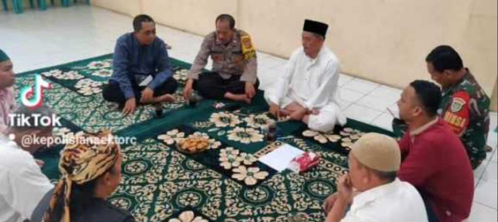 Lakukan Monitoring Wilayah Bhabinkamtibmas Bersama Babinsa Koramil 2114 Memantau Kegiatan Warga Desa Binaan