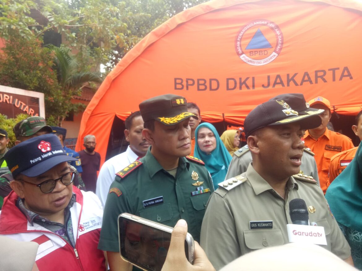 Walikota Jakarta Barat Uus Kuswanto Sambangi Posko Pengungsian Korban Kebakaran Di Halaman SDN 05-06 Kelurahan Duri Utara