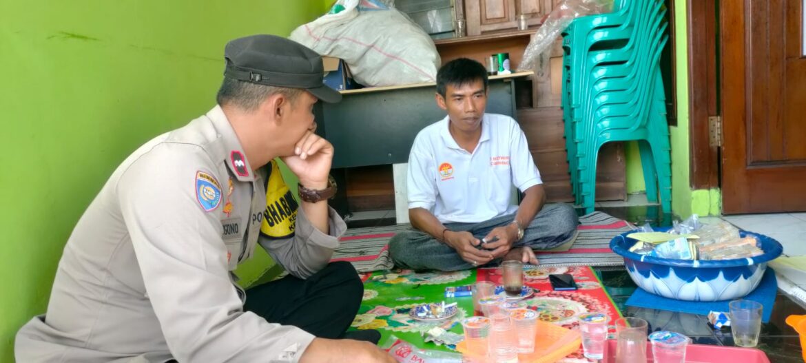 Bhabinkamtbmas Polsek Cibinong Polres Bogor Lakukan Sambang Dialogis Dengan Warga