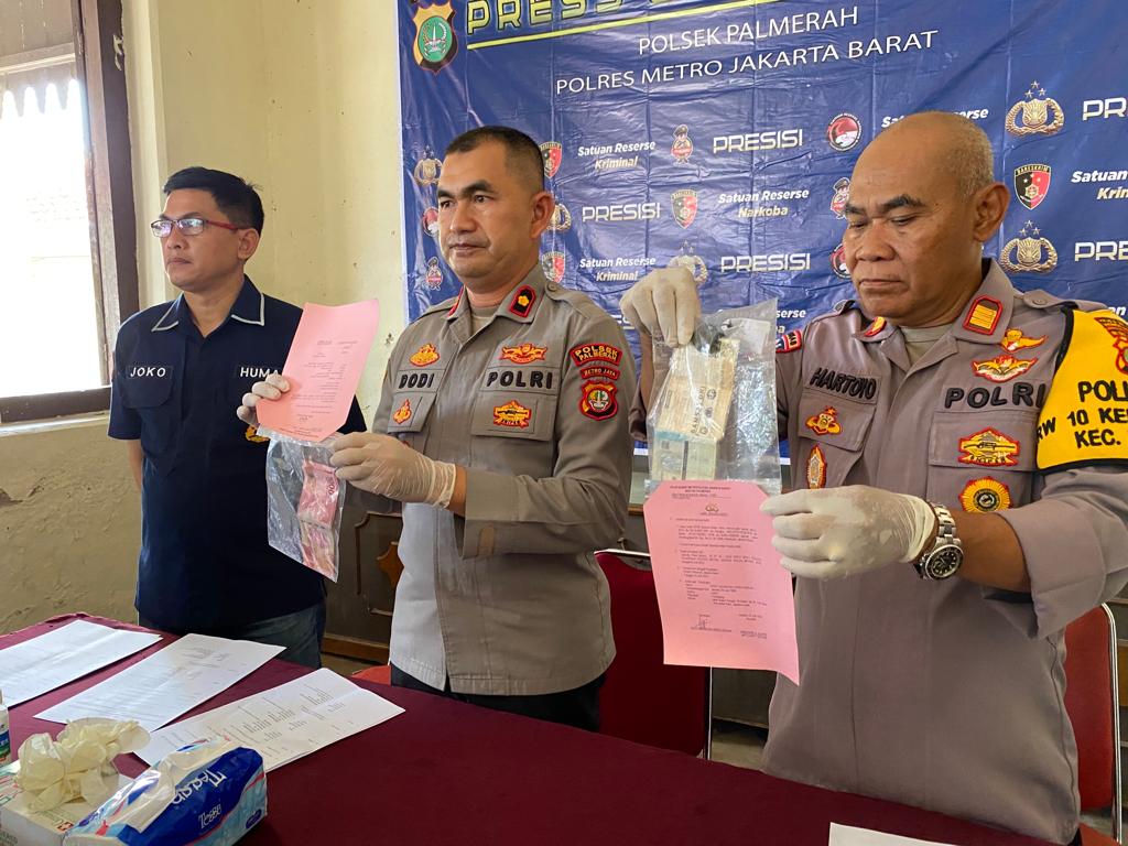 Sepasang Suami Istri (Pasutri) Berinisial VI (27) dan PA (32) Dibekuk Polisi Karena Diduga Melakukan Pencurian Sepeda Motor Milik Tetangganya