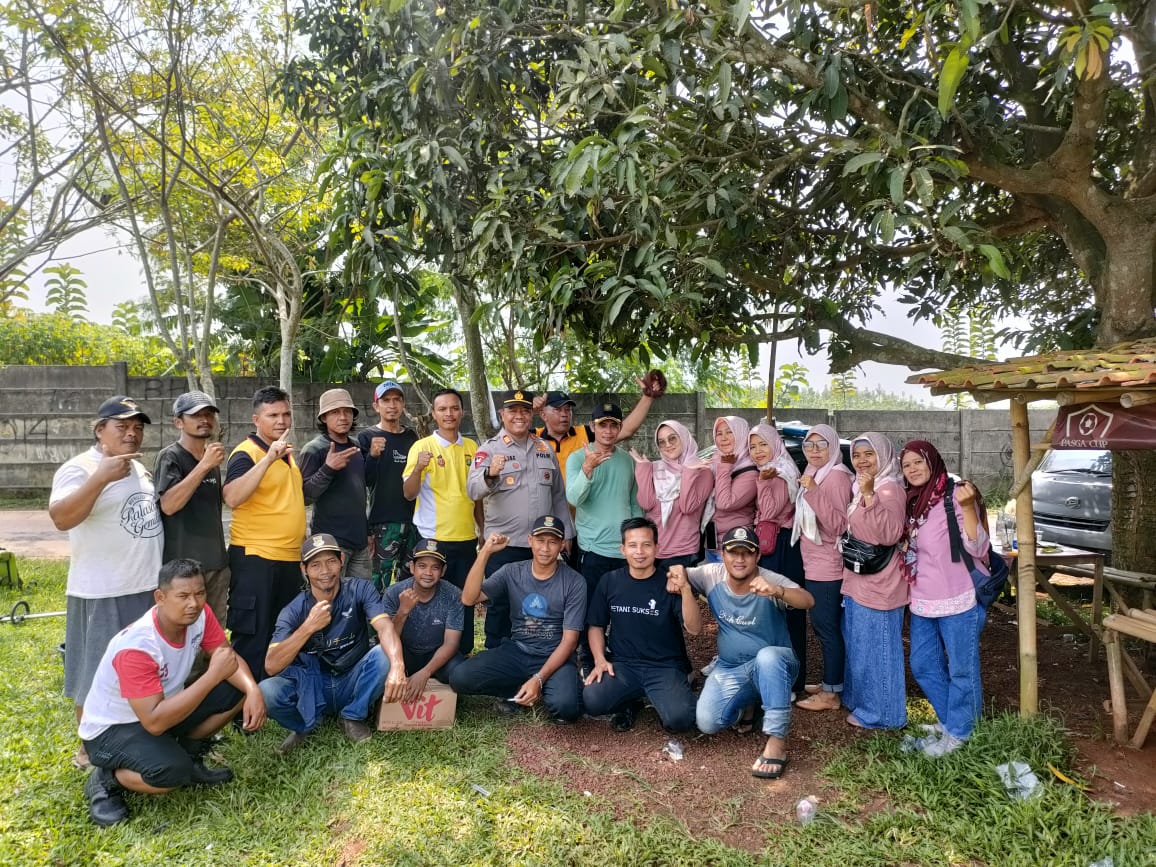 Kapolsek Legok Melaksanakan Giat Bersih Lingkungan Di Desa Palasari Legok Bersama Warga Setempat
