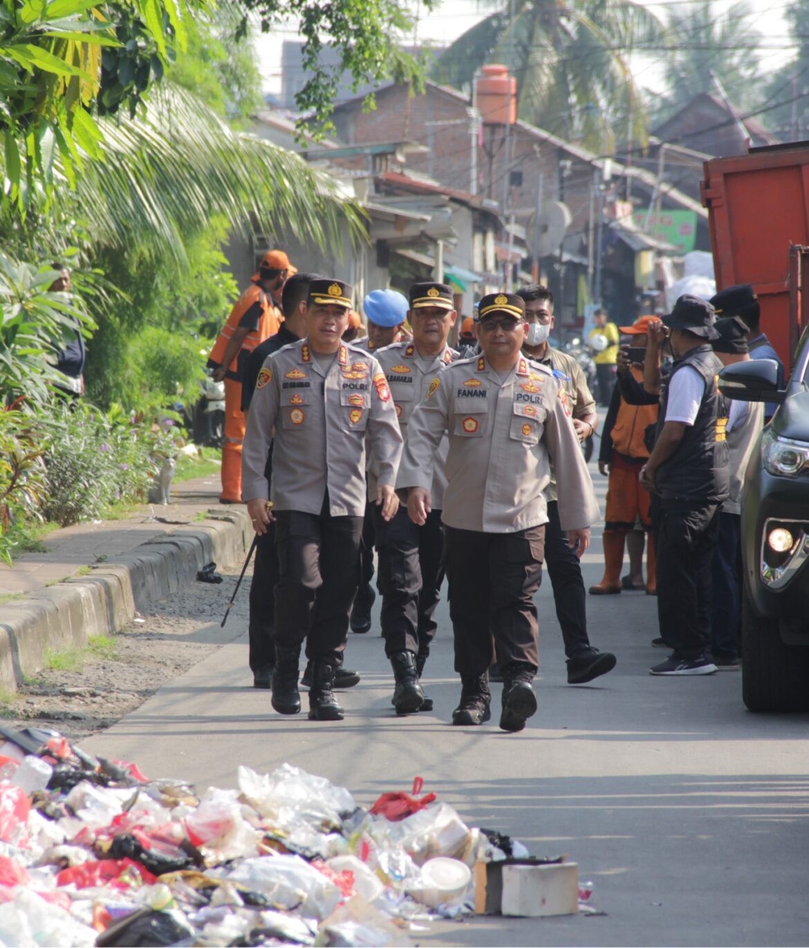 Polres Metro Jakarta Timur Gelar Pembersihan Sampah Serentak dalam Rangka Peduli Lingkungan bersama Polri