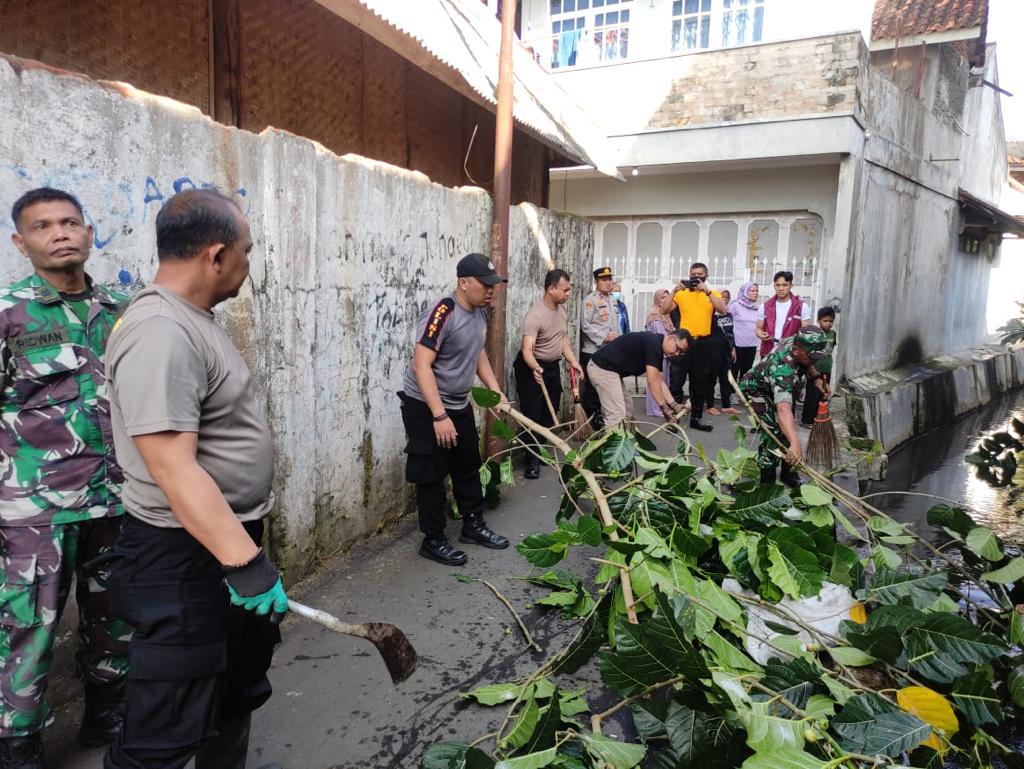 Polri Peduli Lingkungan, Polres Ciamis Laksanakan Bersih-Bersih Bersama Warga