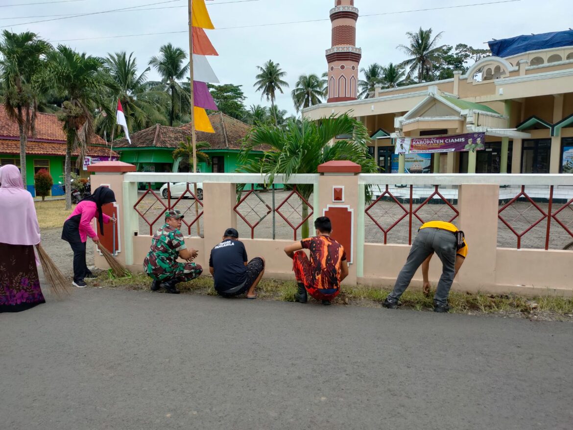 Cipta Kondisi, Polsek Lakbok Polres Ciamis Laksanakan Giat Baksos di Masjid Agung Nurul Huda Lakbok