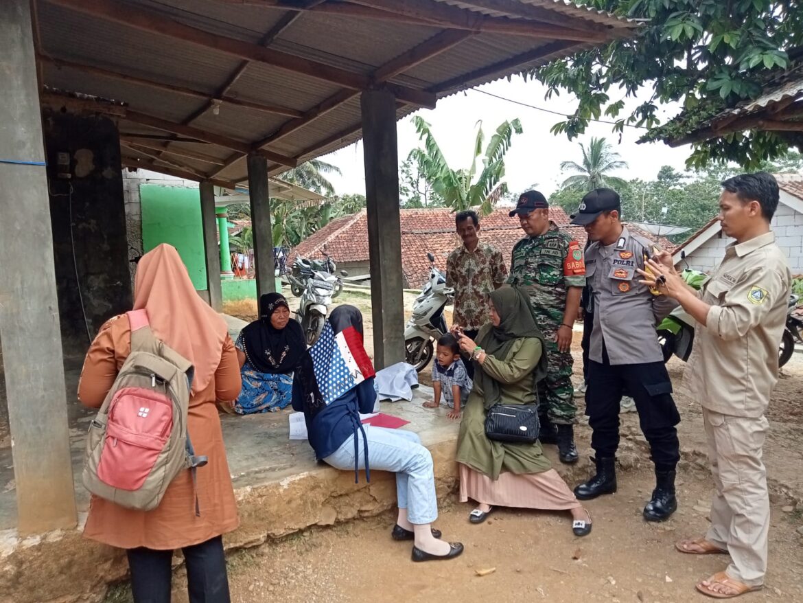 Laksanakan Sambang Dialogis Secara Sinergitas Antara Bhabinkamtibmas bersama Babinsa di Wilayah Desa Pangkal Jaya Polsek Nanggung