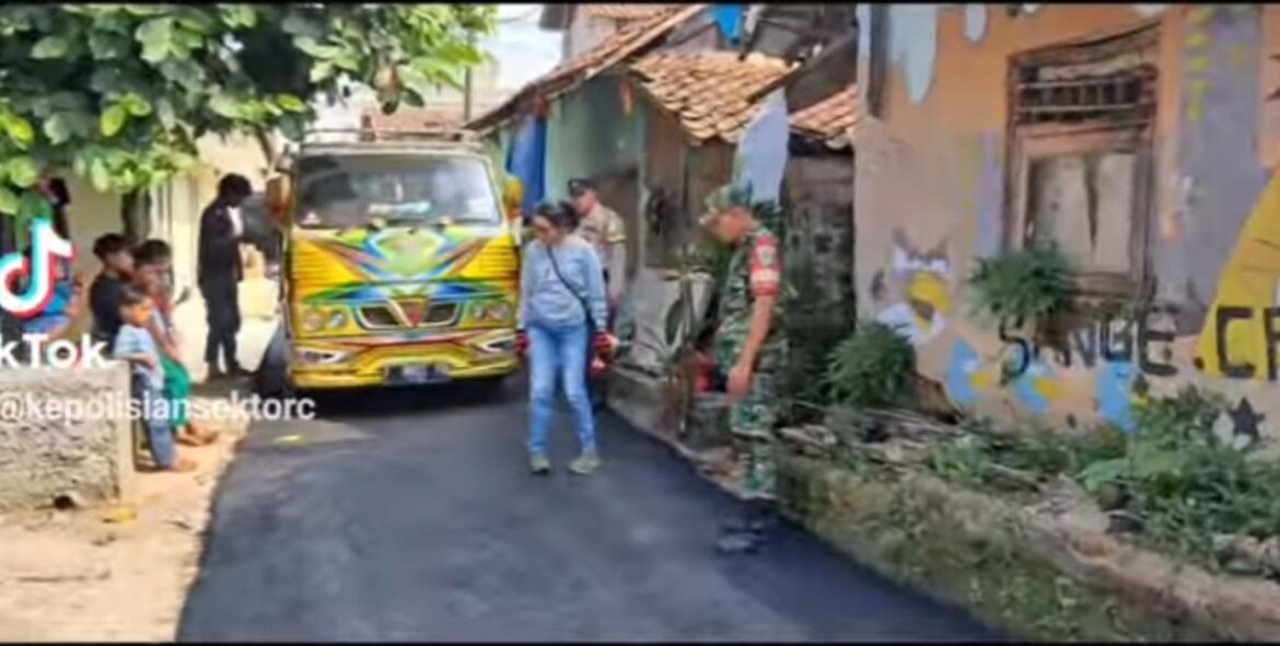 Wujud Sinergitas TNI-Polri, Polsek Ciampea Polres Bogor Monitoring Pengaspalan Jalan Desa Cihideung Udik
