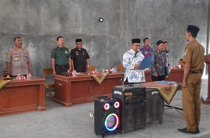 Kapolsek Lakbok Hadiri Pelantikan dan Pengambilan Sumpah Perangkat Desa Sidarahayu