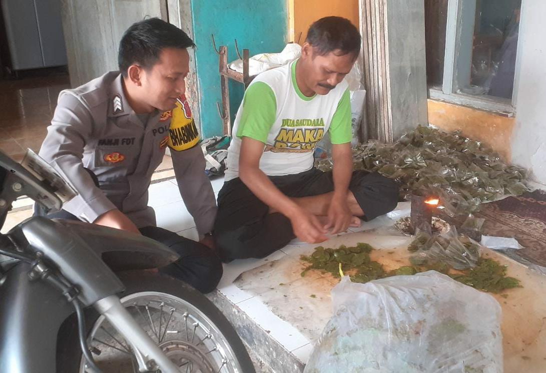 Polsek Cikoneng Polres Ciamis Sambang ke Warga Desa Panaragan Sosialisasikan Bahaya TPPO