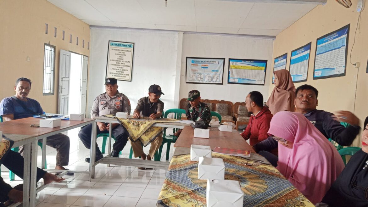 Beri Rasa Aman, Polsek Kawali Polres Ciamis Sambang dan Silaturahmi dengan Warga Desa Winduraja