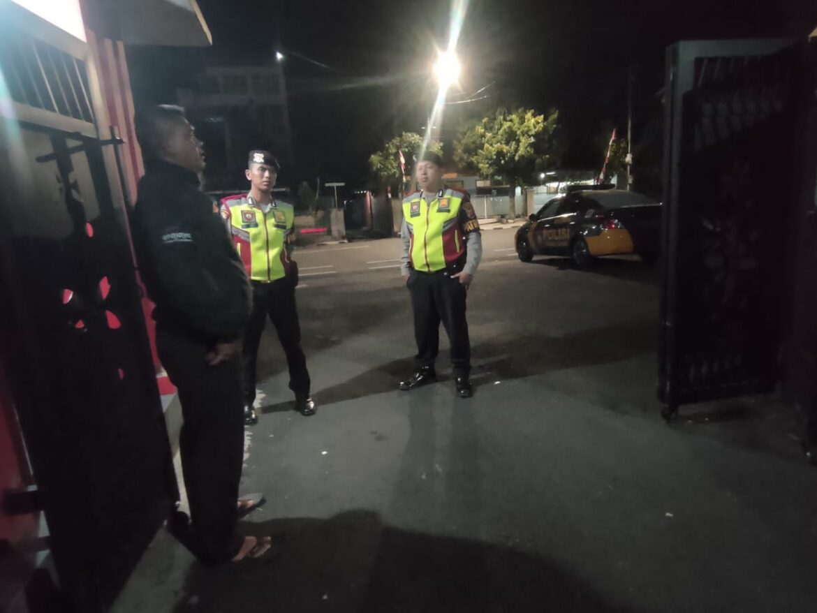 Tiga Personel Sat Samapta Patroli Dialogis Pam Obvit di Pusat Kota Kab. Ciamis