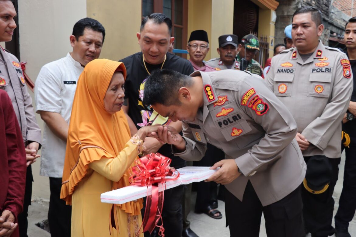 Bakti Sosial, Polres Jakbar Bedah Rumah Warga Yang Rubuh Akibat Hujan Lebat