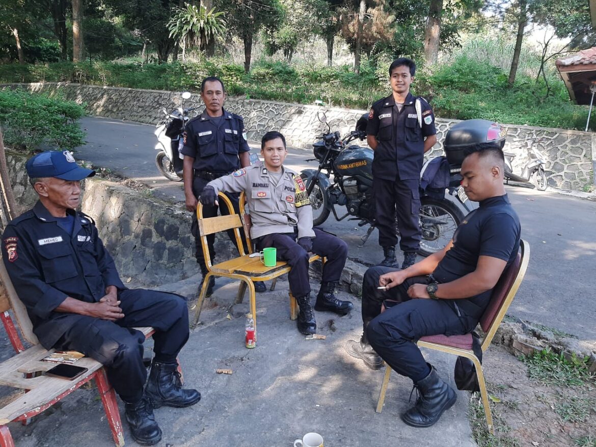 Wujud Sinergi Dan Kemitraan Bhabinkamtibmas Melaksanakan Pembinaan Dan Sosialisasi Kepada Anggota Satpam Terkait TPPO dan Kamtibmas