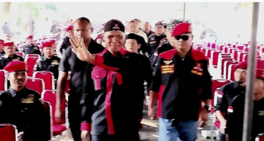 Ketum GRIB JAYA H.Hercules R M Kembali Bagikan 500 Stel Baju PDL Satgasus DPP Yang Baru