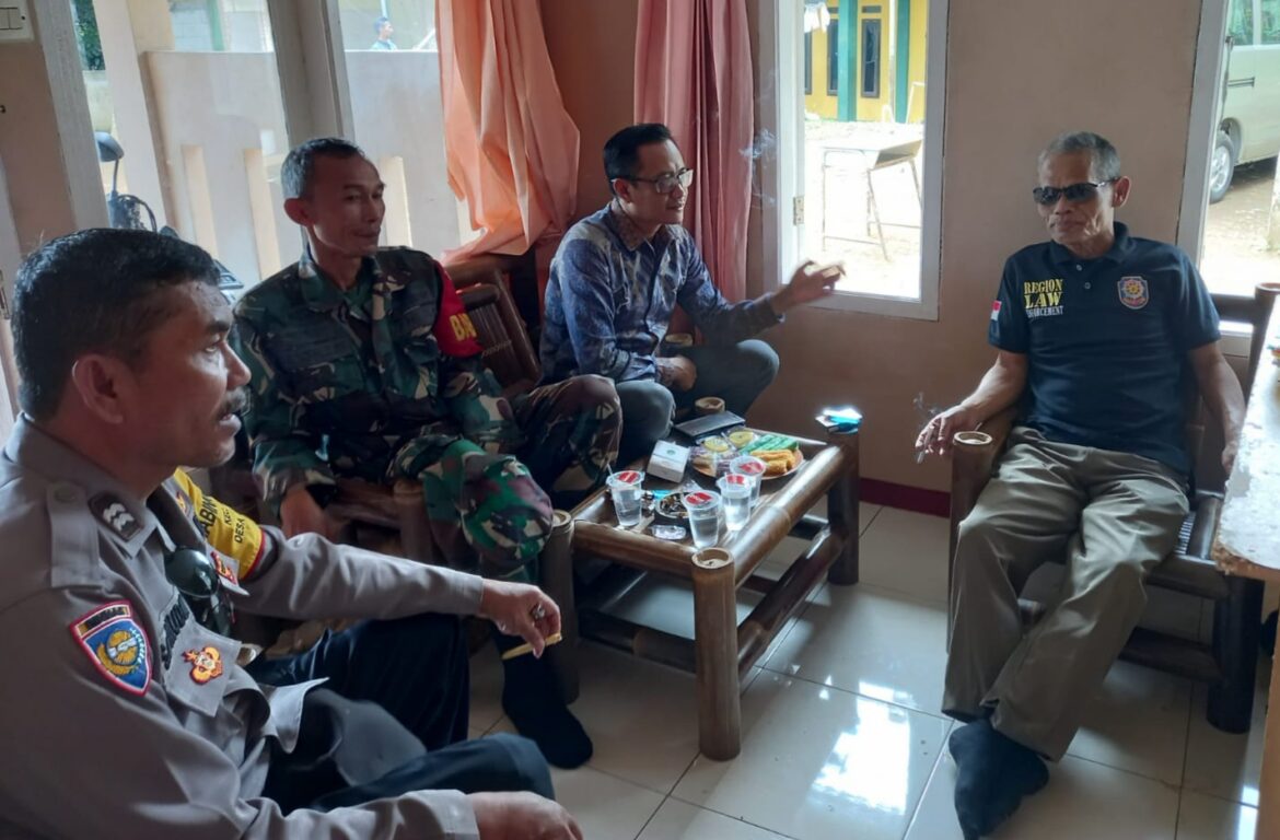 Sinergitas TNI- Polri, Bhabinkamtibmas Polsek Ciawi Polres Bogor Sambangi Warga di Wilayah Desa binaan
