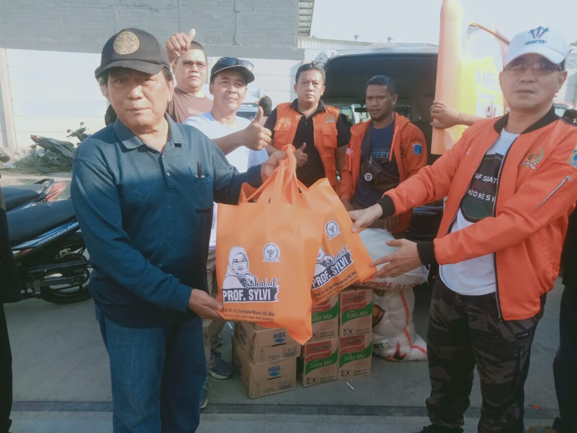 Penyerahan Bantuan Untuk Korban Kebakaran Jl.Empang Kapuk Muara Dari Prof Dr Hj Syilviana Murni SH Msi Anggota DPD RI Dapil DKI Jakarta