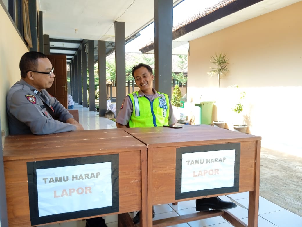 Perkuat Silaturahmi, Polsek Sukadana Sambang Kamtibmas ke Satpam SMAN 1 Sukadana