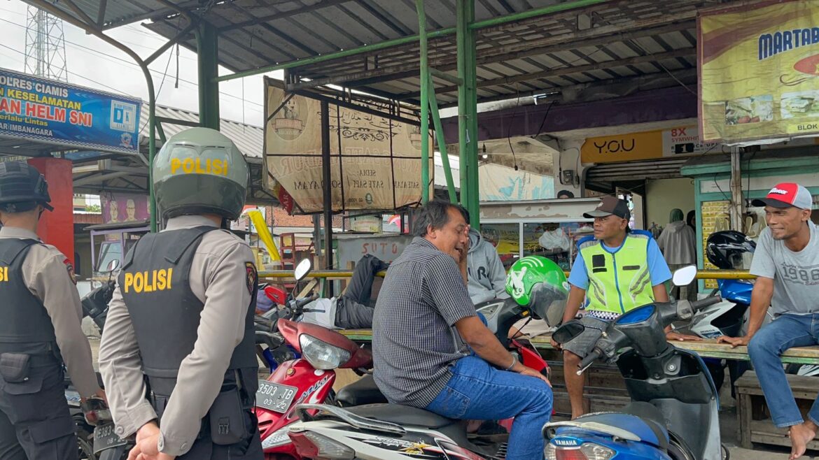 Sat Samapta Ajak Warga di Pasar Manis Ciamis Waspada Antisipasi Gangguan Kamtibmas