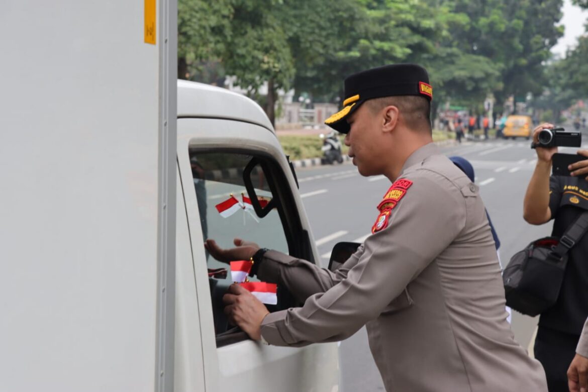 Wakapolres Metro Jakarta Barat Akbp Sarly Sollu Hadiri Apel Gerakan dan Pembagian Bendera Merah Putih Tingkat Kota Adm Jakarta Barat