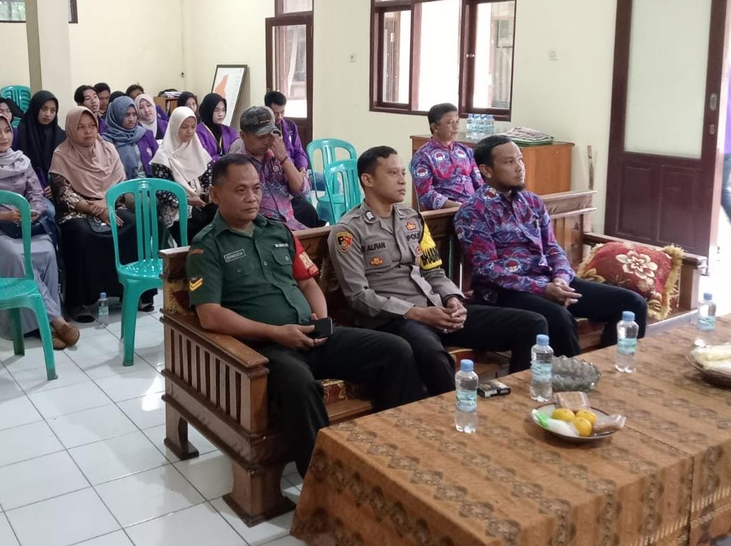 Polsek Cikoneng Sambang ke Mahasiswa KKN Unigal di Desa Darmacaang