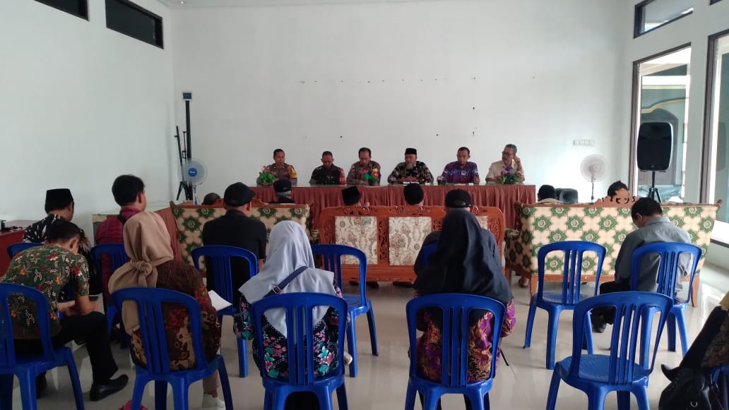 Beri Rasa Aman, Polsek Cijeungjing Polres Ciamis Hadiri Rapat PHBN dan PHBI tingkat Desa Ciharalang