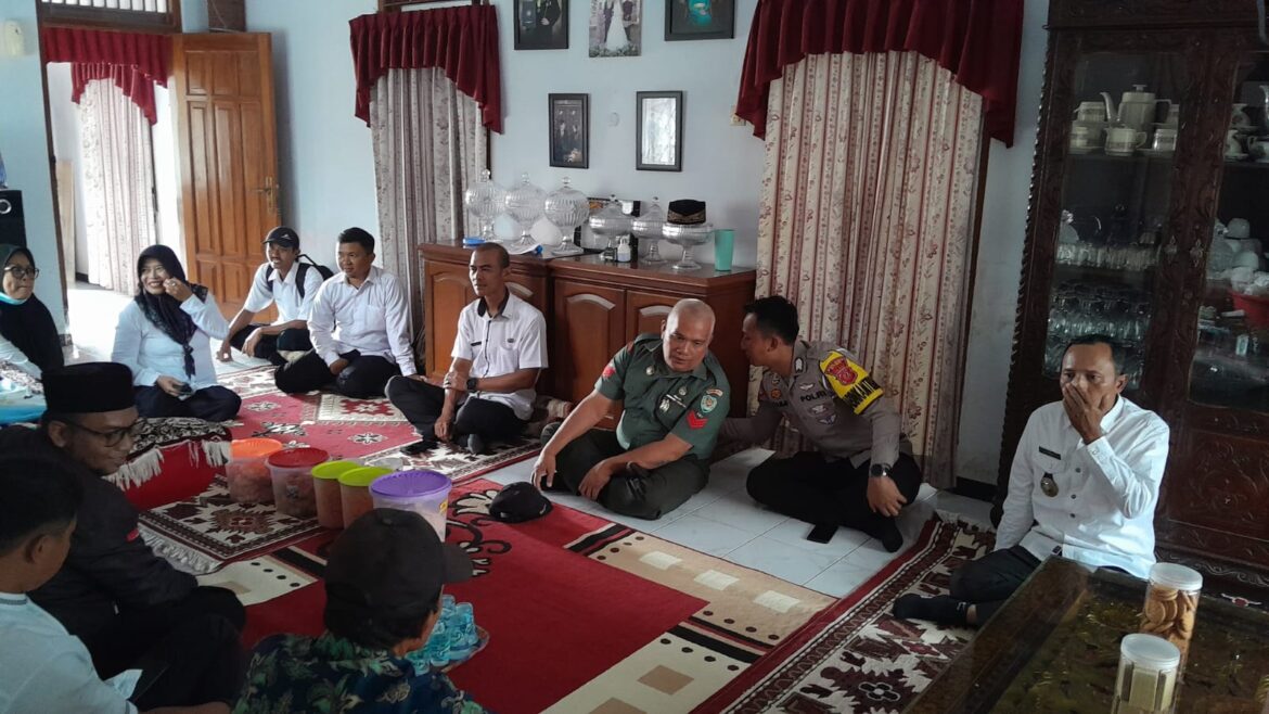 Polsek Cikoneng Silaturahmi dan Sampaikan Himbauan Kamtibmas