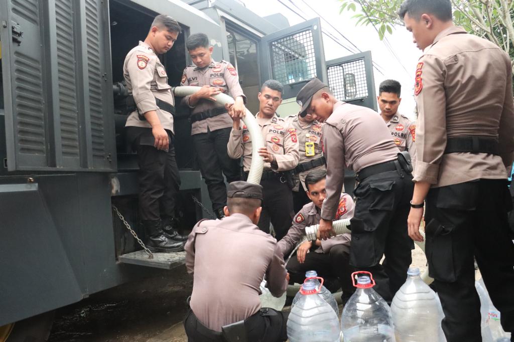 Polres Bogor Distribusikan Air Bersih Kepada Masyarakat Terdampak Kekeringan