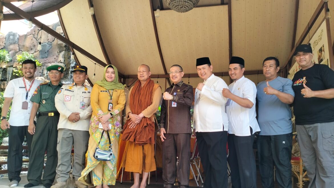 Lurah Kapuk Laksanakan Anjangsana Ke Vihara Hemadhiro Mettavati