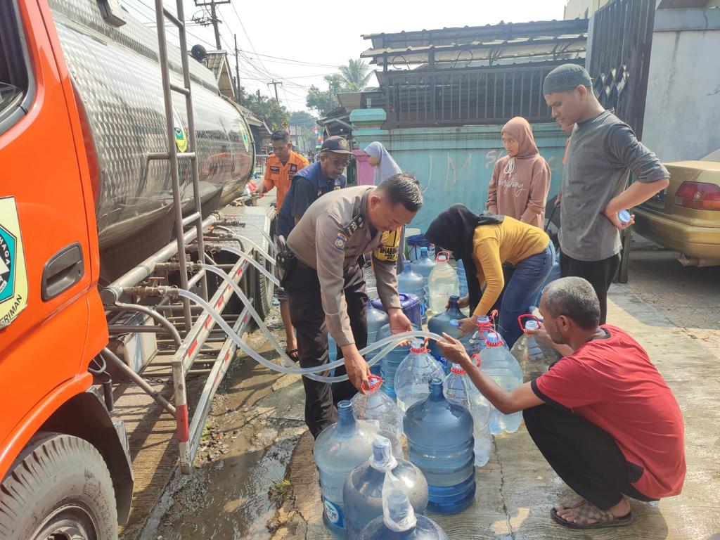 Bhabinkamtibmas Desa Sukahati bersama BPBD Kabupaten Bogor Berikan Bantuan Air Bersih
