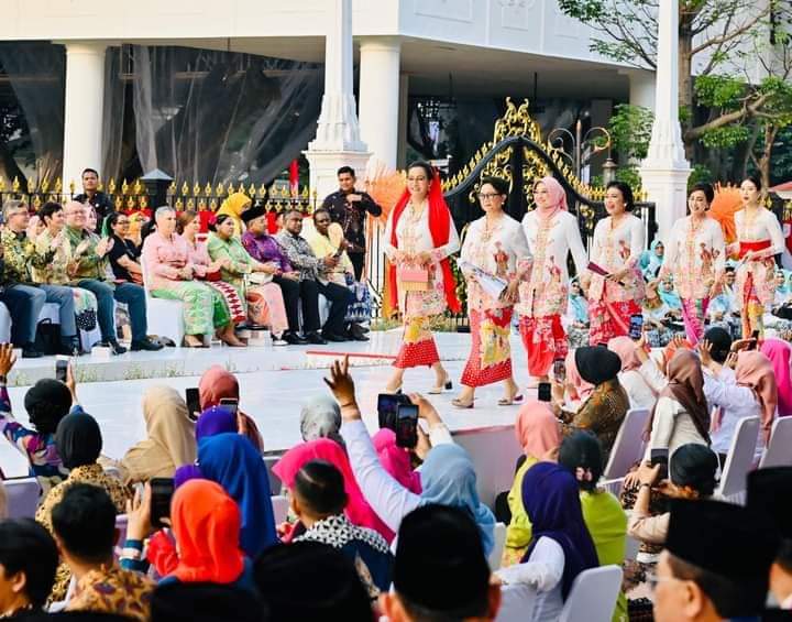 Meriahkan HUT Ke-78 RI, Presiden dan Ibu Iriana Buka Acara Istana Berkebaya