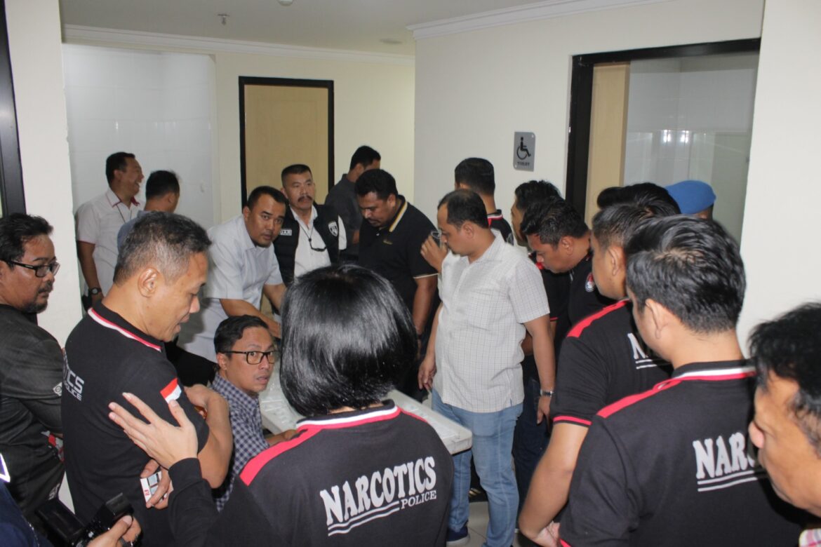 Cegah Penyalahgunaan Narkoba, 95 Anggota Satres Narkoba Polres Jakbar Dilakukan Pengecekan Urine Dadakan