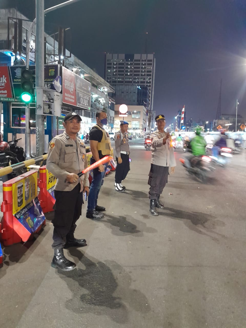 Kapolsek Metro Tamansari Menerjunkan Anggota Penyidik Reskrim dan Provos Di Jalan Mangga Besar Jakarta Barat Guna Memaksimalkan Zero Jambret