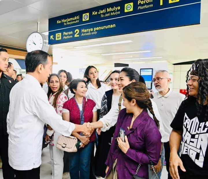 Kesan Para Penggiat Seni Saat Diajak Presiden Jokowi Naik LRT