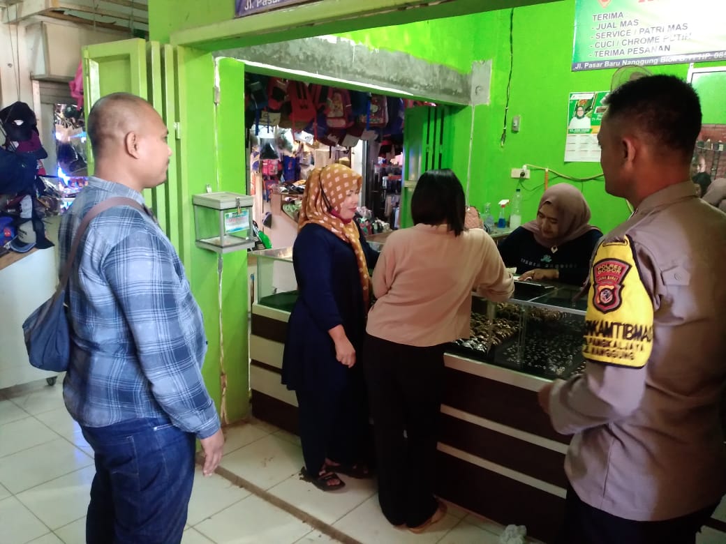 Anggota Reskrim Polsek Nanggung Polres Bogor Sampaikan Harkamtibmas Ke Pasar Tohaga