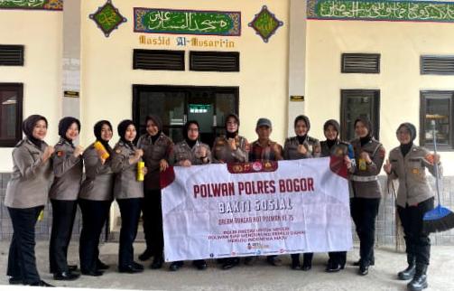 Polwan Polres Bogor Polda Jabar Melaksanakan  Baksos Religi dengan Bersih – bersih Tempat  Ibadah