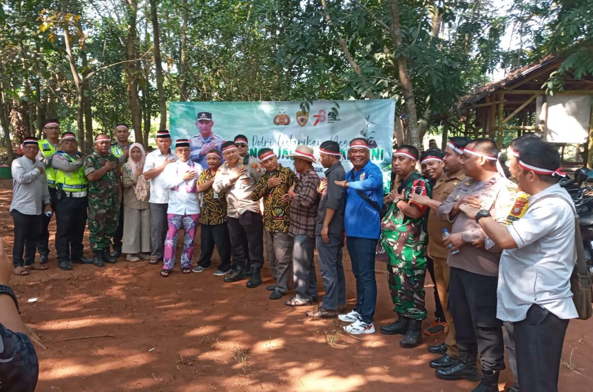 Kapolsek Setu Polres Metro Bekasi Adakan Giat dan Sukseskan Program Polri Penanaman plPohon Serentak Guna Lestarikan Lingkungan Penghijauan