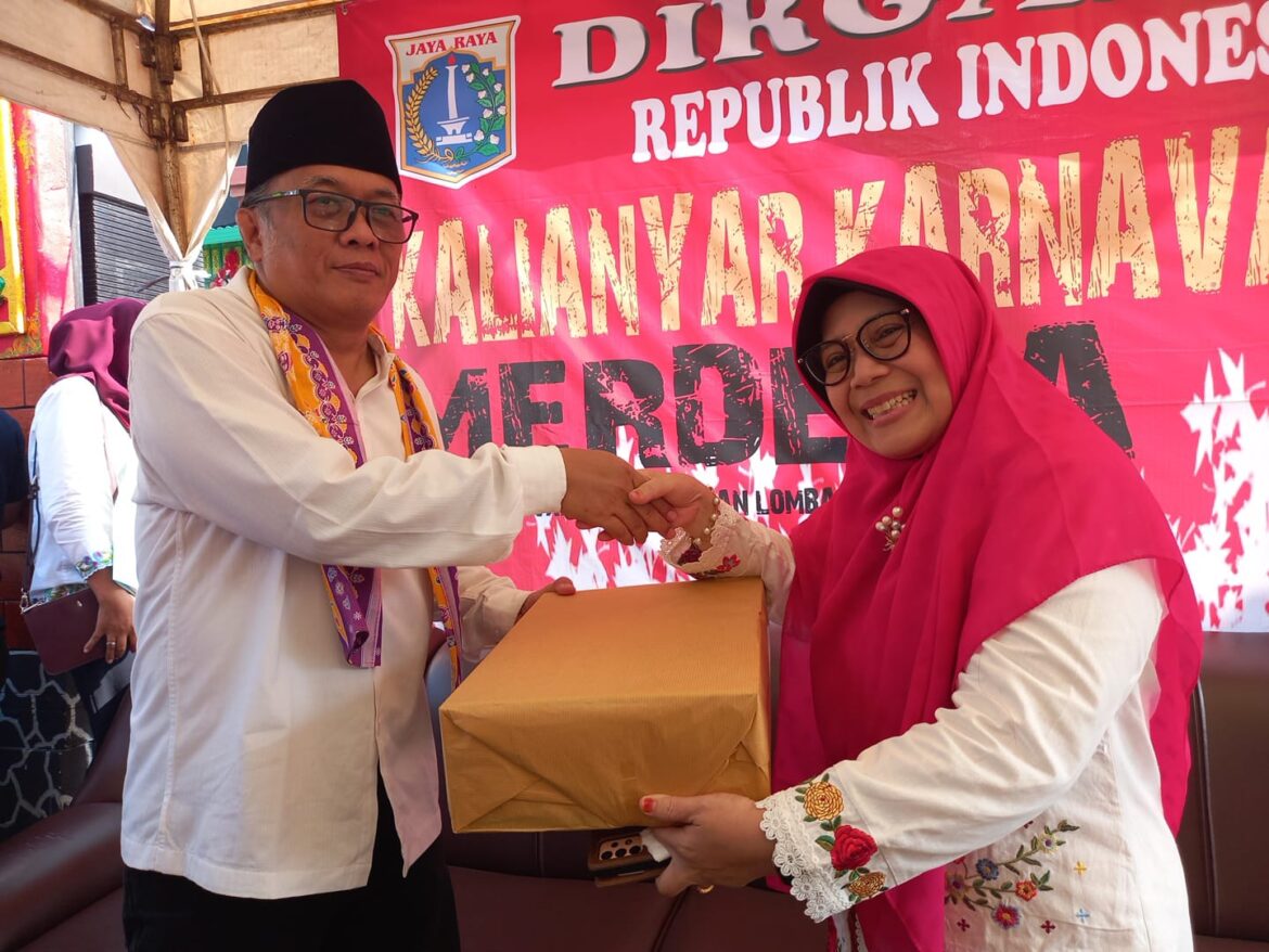 Anggota DPRD DKI Jakarta Komisi E Hj. Sholikhah, Hadiri Karnaval Yang di Gelar Kel. Kalianyar Peringati HUT RI ke-78