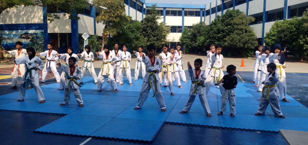 Persiapan Untuk Tes Gerakan Kenaikan Sabuk Pada Murid Olahraga Taekwondo yang Berlangsung di Sekolah SMPN 32 Tangerang Kota