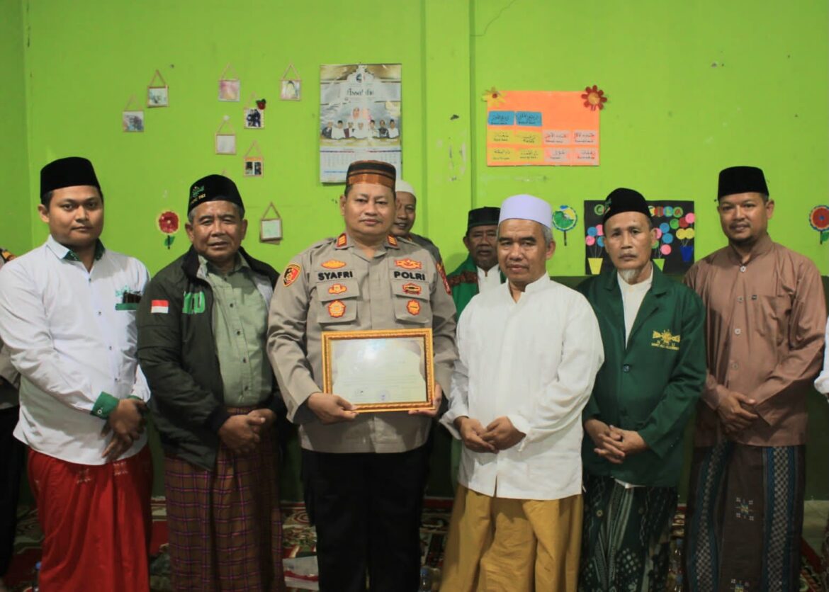 Kapolsek Kalideres Akp Syafri Wasdar Menerima Piagam Penghargaan Dari Majelis Wakil Cabang Nahdlatul Ulama (NU) kecamatan Kalideres