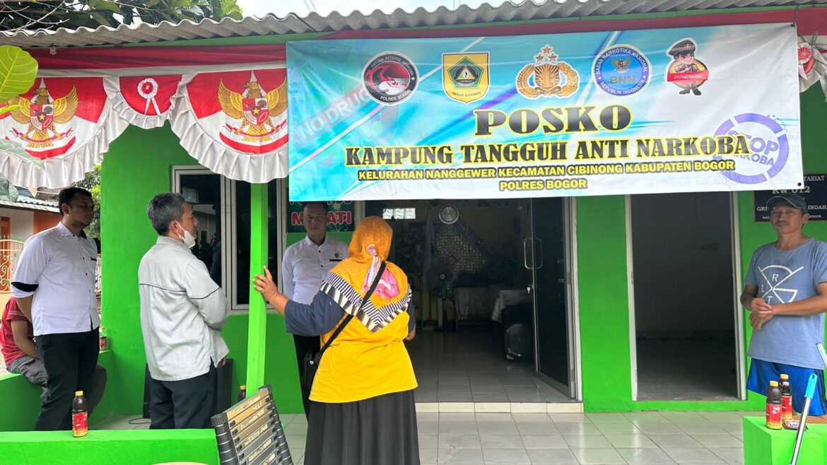 Silahturahmi Sat Narkoba kepada Warga Kampung Tanggung Bebas Anti Narkoba
