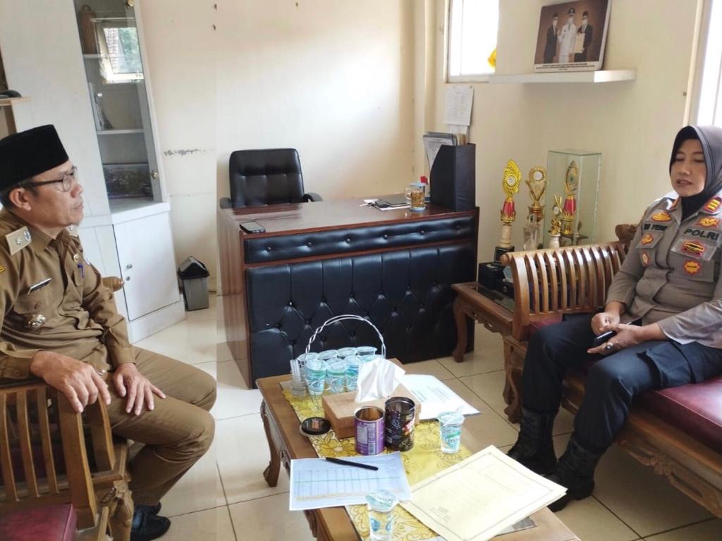 Jalin Silaturahmi, Polsek Rajadesa Polres Ciamis Sambang kepada Kepala Desa Sirnabaya