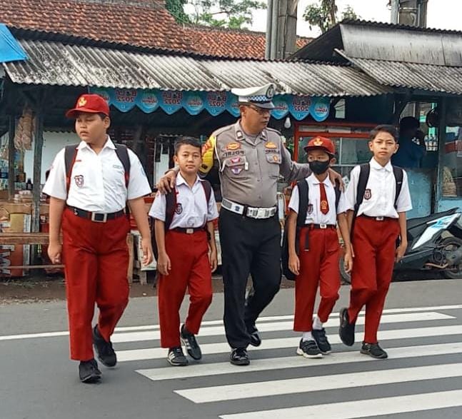 Polsek Cikoneng Polres Ciamis Giat Strong Point dan Pengaturan Arus Lalu Lintas Guna Antisipasi Kecelakaan