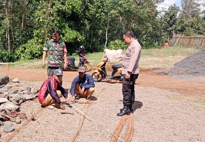 Polsek Rajadesa Polres Ciamis Sambang ke Warga Desa Sirnabaya Sosialisasikan Bahaya TPPO