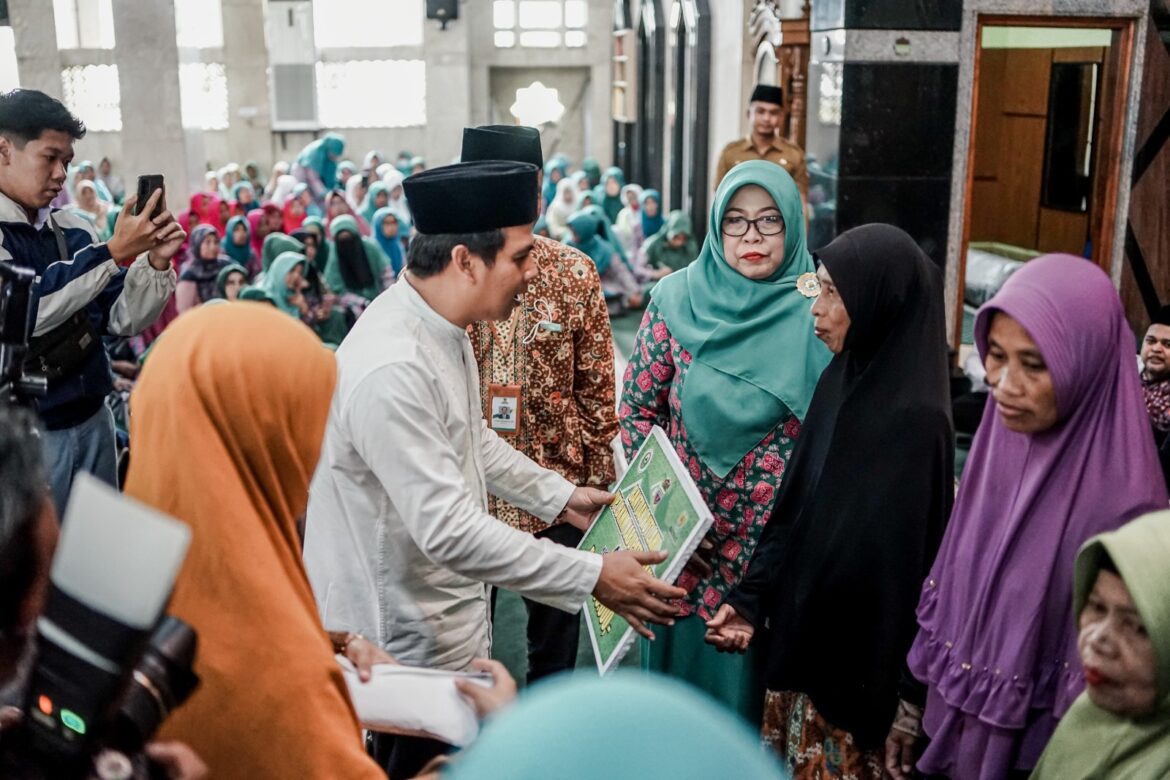 Bersama UPZ BKMM Kab.Ciamis Wabup Yana D Putra Serahkan Bantuan Rutilahu Kepada 3 Orang Jema’ah