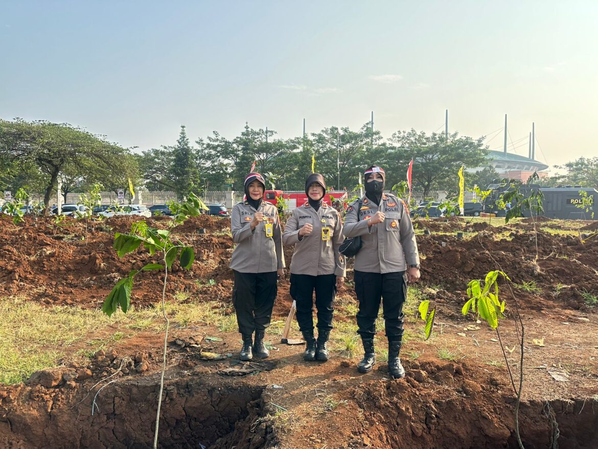 Polwan Polres Bogor Polda Jabar Melaksanakan Giat Penanaman Pohon dalam Rangka Peringatan Hari Jadi Polwan Ke 75