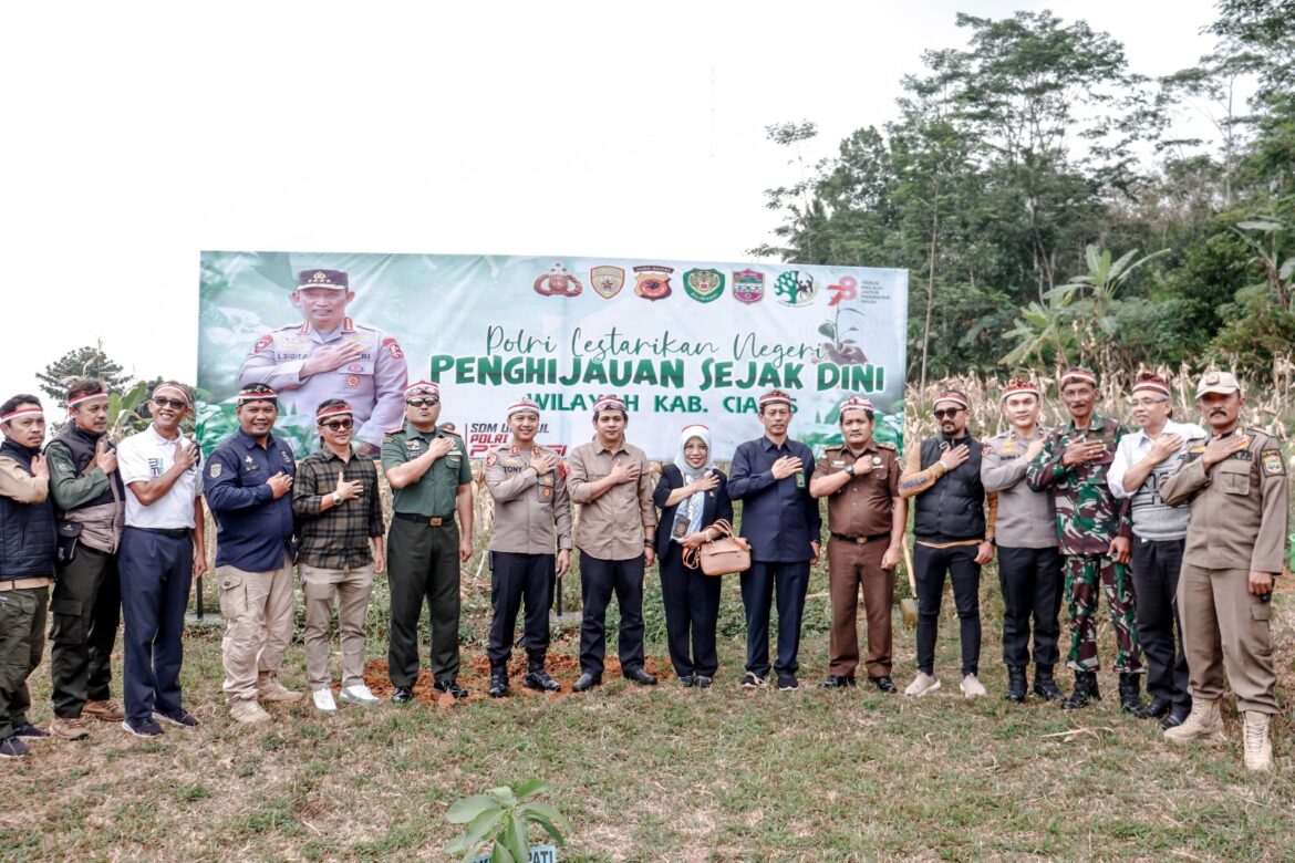 Bersama Polres Ciamis Tanam 1500 Pohon, Wabup Ciamis : Alam Ini Merupakan Anugerah Yang Harus Kita Jaga Untuk Generasi Mendatang