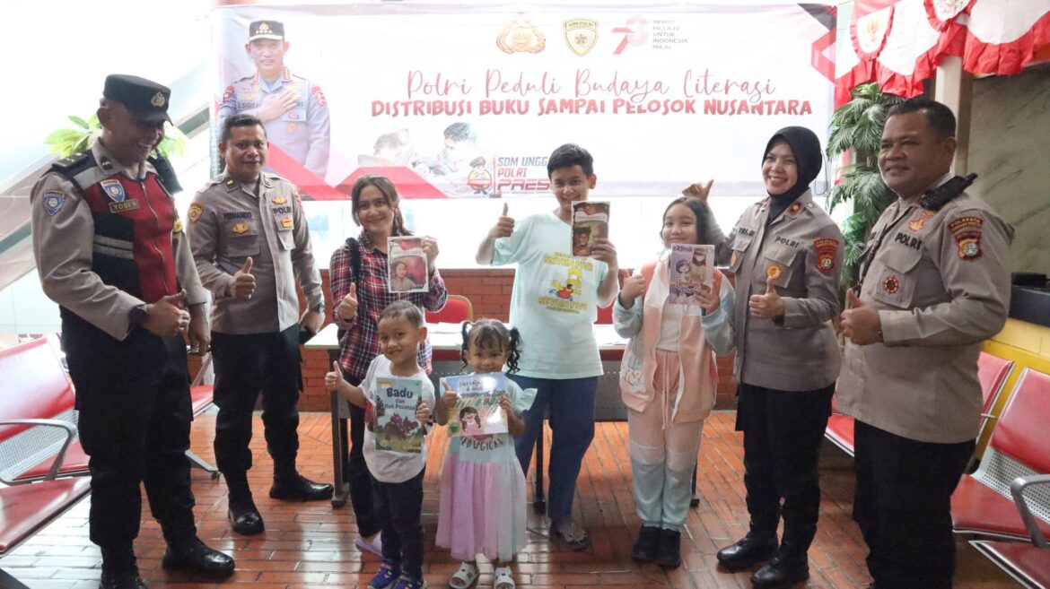Polri Peduli Literasi, Polresta Bandara Soetta Bagi-bagikan Buku ke Masyarakat