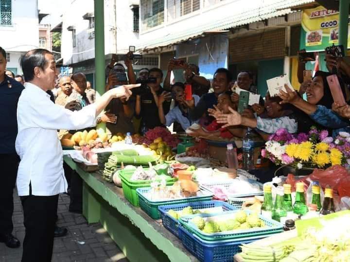Presiden Jokowi Tinjau Harga Kebutuhan Pokok di Pasar Brahrang