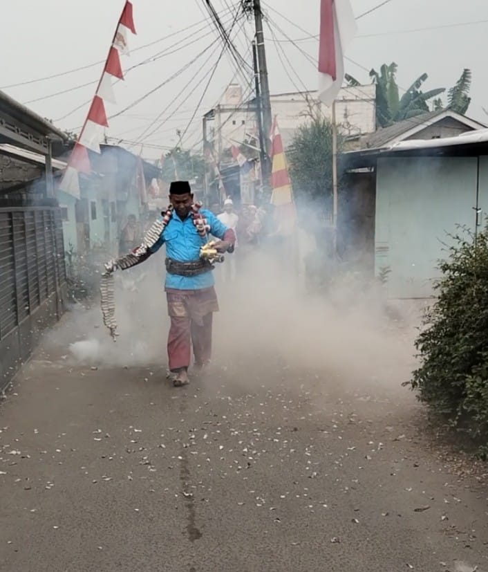 Baba limo Ketua DPKC GMDM Gelar Atraksi Bakar Petasan dalam Menyambut Besan