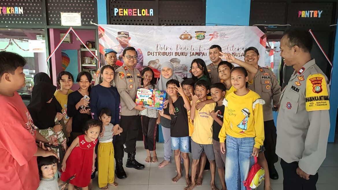 Polri Peduli Budaya Literasi, Polsek Metro Taman Sari Bagikan Buku Bacaan Kepada Anak-anak Di RPTRA Matahari Maphar