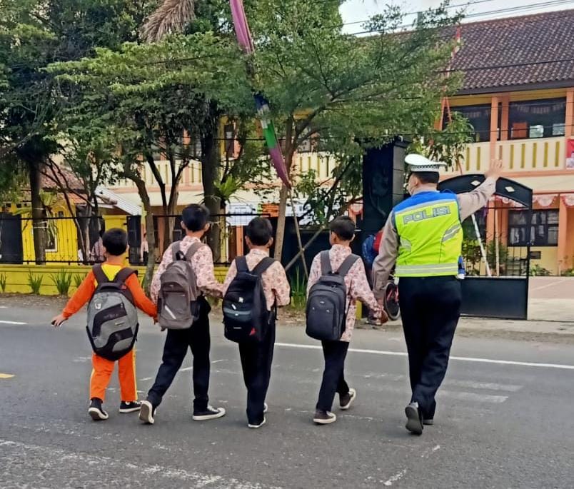 Antisipasi Kecelakaan, Polsek Cikoneng Polres Ciamis Giat Strong Point dan Pengaturan Arus Lalin